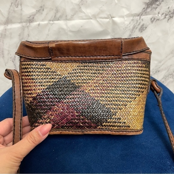 VINTAGE 80s Handmade Leather and Rattan Woven Crossbody Bag - Picture 9 of 14